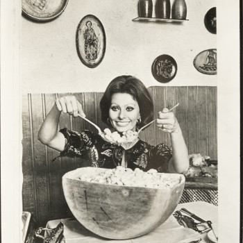 Pubblicità per il Consorzio del Parmiggiano Reggiano con Sophia Loren,